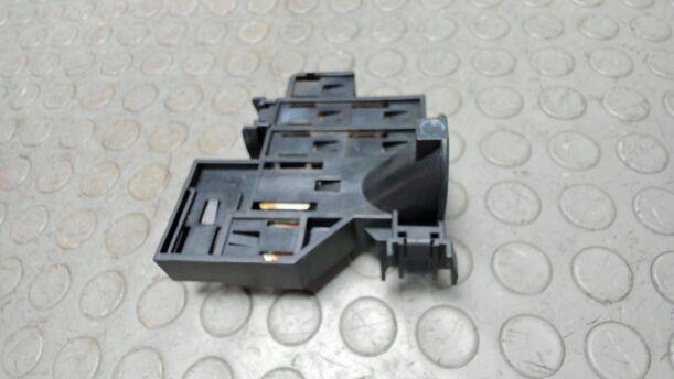 Foto: ZENTRALABSICHERUNG BATTERIE eines Audi A6 Avant 2.7 TDI DPF