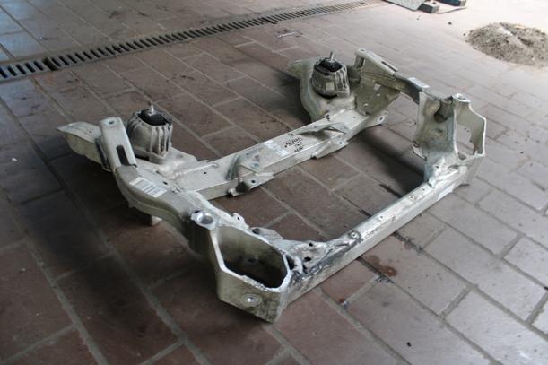 Foto: VORDERACHSE / ACHSTRÄGER VORN eines BMW 320d DPF Touring CLX