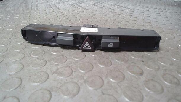 Foto: WARNBLINKSCHALTER eines Opel Astra 1.6 Caravan CLX