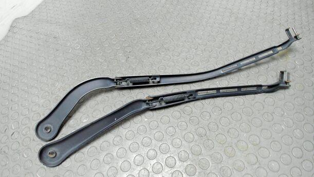 Foto: SCHEIBENWISCHERARME VORN eines BMW 320d DPF Touring Special
