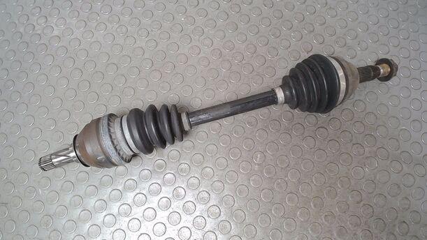 Foto: ANTRIEBSWELLE LINKS ( SCHALTGETRIEBE ) eines Opel Astra 1.6 Caravan Special