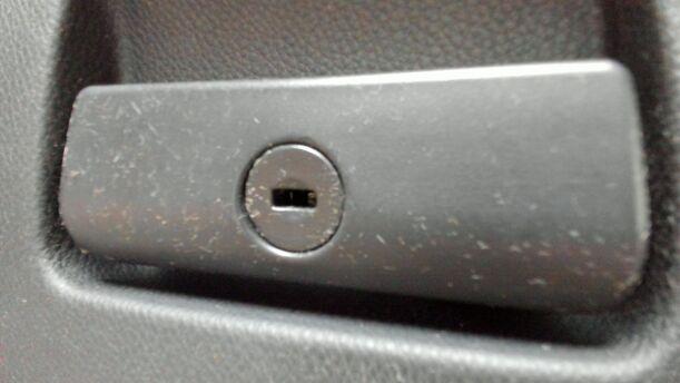 Foto: HANDSCHUHFACH eines BMW 320d DPF Touring Special
