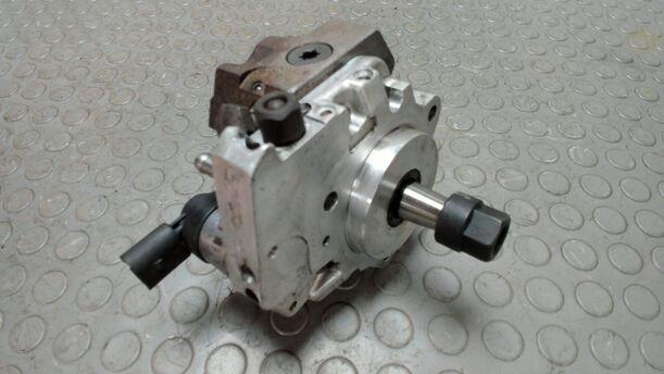 Foto: DIESELEINSPRITZPUMPE / HOCHDRUCKPUMPE eines BMW 320d DPF Touring Special