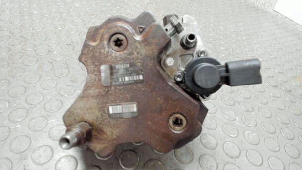 Foto: DIESELEINSPRITZPUMPE / HOCHDRUCKPUMPE eines BMW 320d DPF Touring Special
