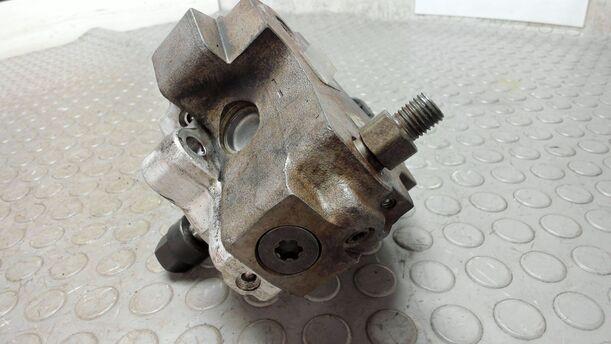 Foto: DIESELEINSPRITZPUMPE / HOCHDRUCKPUMPE eines BMW 320d DPF Touring Special