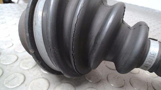 Foto: ANTRIEBSWELLE LINKS ( OHNE ABS ) eines Audi 80 2.0 E Special