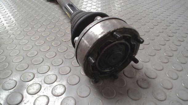 Foto: ANTRIEBSWELLE LINKS ( OHNE ABS ) eines Audi 80 2.0 E Special