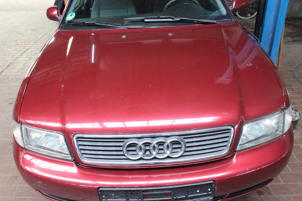 Foto: MOTORHAUBE ( BIS 1999 ) eines Audi A4 1.6 Special