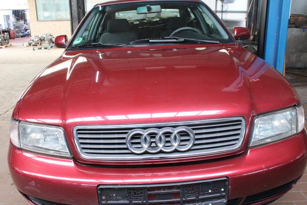 Foto: MOTORHAUBE ( BIS 1999 ) eines Audi A4 1.6 Special