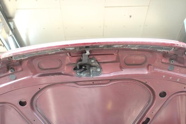 Foto: MOTORHAUBE ( BIS 1999 ) eines Audi A4 1.6 Special