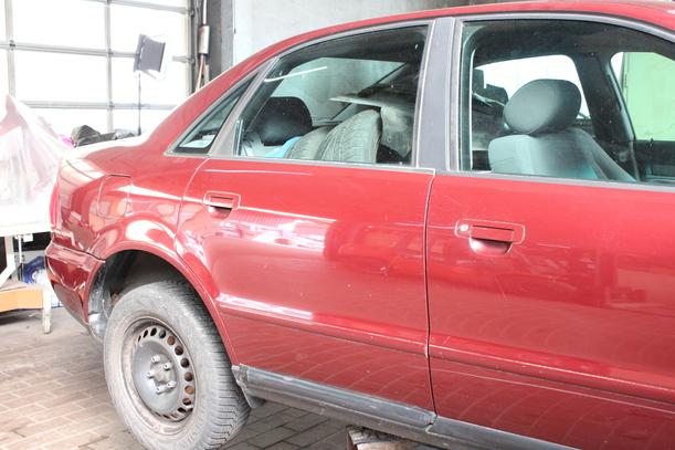Foto: TÜR HINTEN RECHTS ( LIMOUSINE ) eines Audi A4 1.6 Special