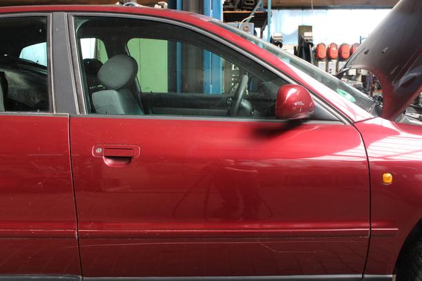 Foto: TÜR VORN RECHTS ( 07.96-99 ) eines Audi A4 1.6 Special