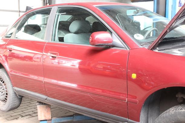 Foto: TÜR VORN RECHTS ( 07.96-99 ) eines Audi A4 1.6 Special