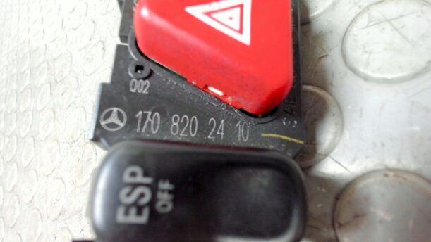 Foto: SCHALTER WARNBLINKER / ESP / ZV eines Mercedes-Benz SLK 200 Kompressor Special