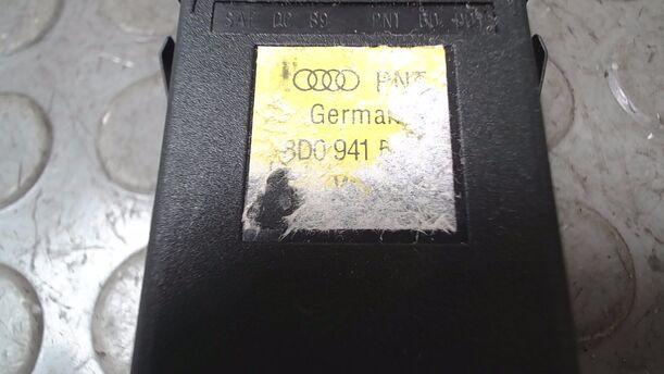 Foto: WARNBLINKSCHALTER eines Audi A4 1.6 Special