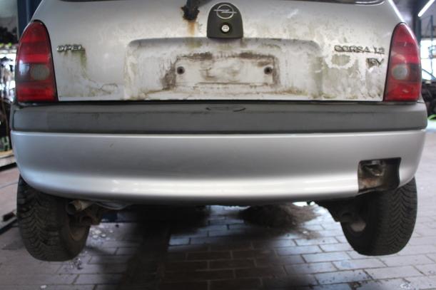 Foto: STOSSFÄNGER / STOßSTANGE HINTEN eines Opel Corsa 16V