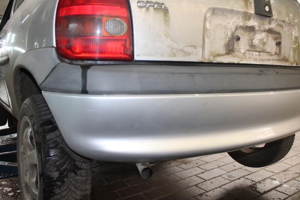 Foto: STOSSFÄNGER / STOßSTANGE HINTEN eines Opel Corsa 16V