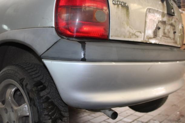 Foto: STOSSFÄNGER / STOßSTANGE HINTEN eines Opel Corsa 16V