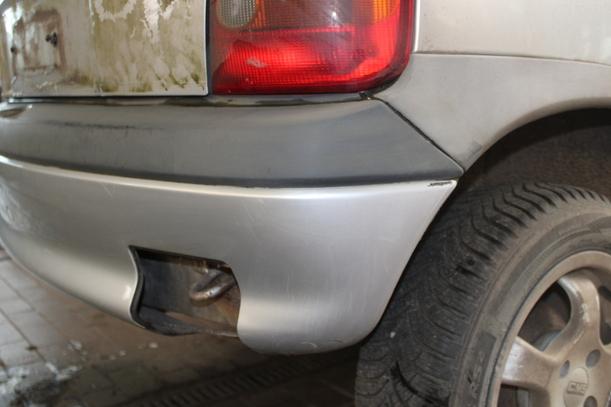 Foto: STOSSFÄNGER / STOßSTANGE HINTEN eines Opel Corsa 16V