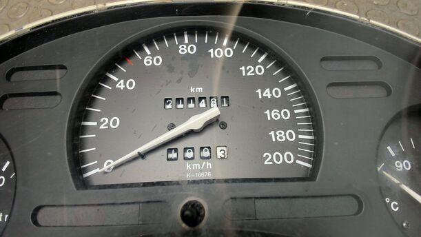 Foto: TACHIOEINHEIT / KOMBIINSTRUMENT eines Opel Corsa 16V