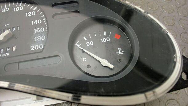 Foto: TACHIOEINHEIT / KOMBIINSTRUMENT eines Opel Corsa 16V