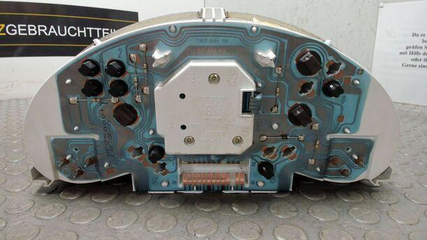 Foto: TACHIOEINHEIT / KOMBIINSTRUMENT eines Opel Corsa 16V