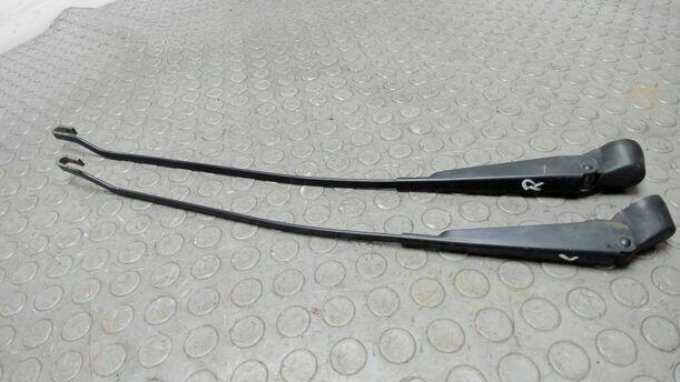 Foto: SCHEIBENWISCHERARME VORN eines Opel Corsa 16V