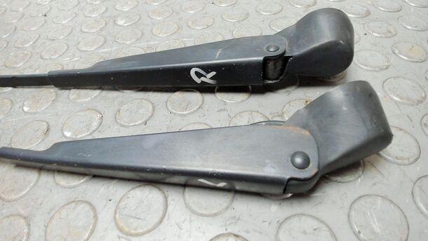 Foto: SCHEIBENWISCHERARME VORN eines Opel Corsa 16V