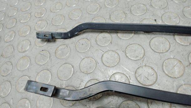Foto: SCHEIBENWISCHERARME VORN eines Opel Corsa 16V
