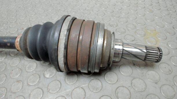 Foto: ANTRIEBSWELLE LINKS eines Opel Corsa 16V