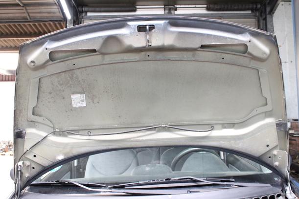 Foto: MOTORHAUBE eines Citroen C3 1.1
