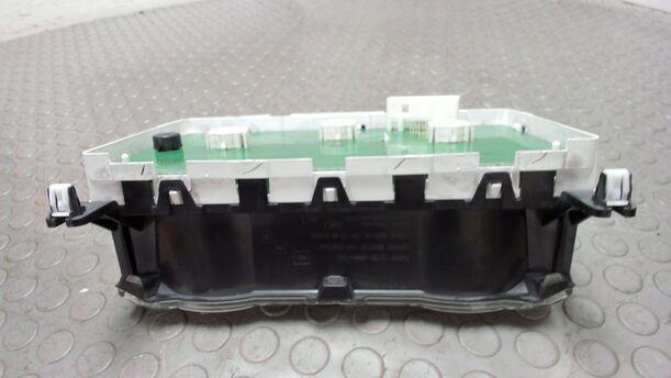 Foto: TACHOEINHEIT / KOMBIINSTRUMENT eines Nissan Note 1.4