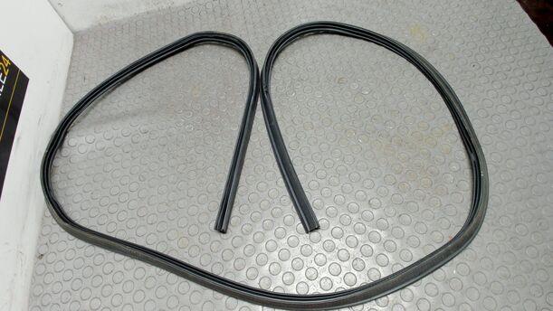 Foto: DICHTUNG HECKKLAPPE / HECKDECKEL eines Nissan Note 1.4
