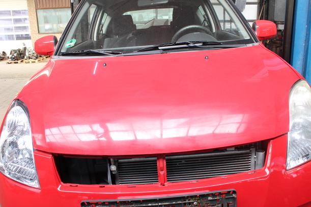 Foto: MOTORHAUBE eines Suzuki Swift 1.3