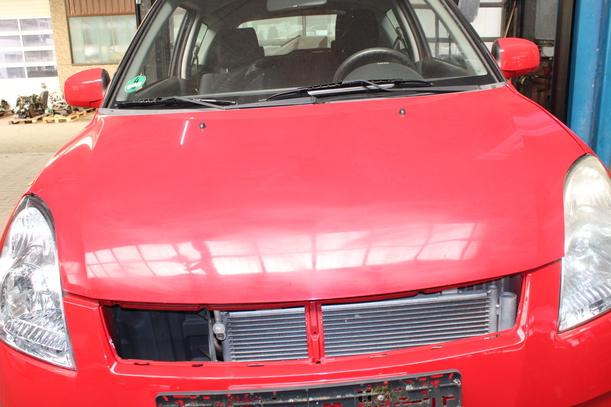 Foto: MOTORHAUBE eines Suzuki Swift 1.3