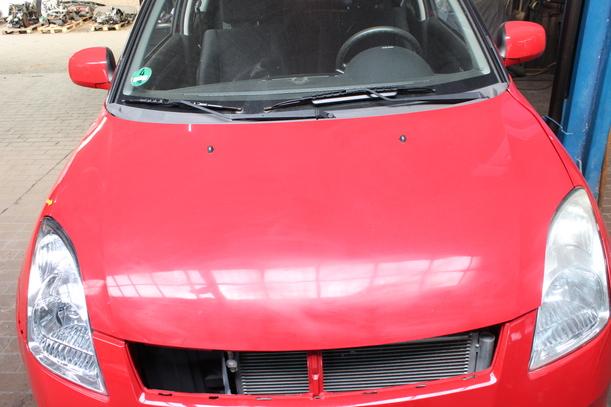 Foto: MOTORHAUBE eines Suzuki Swift 1.3