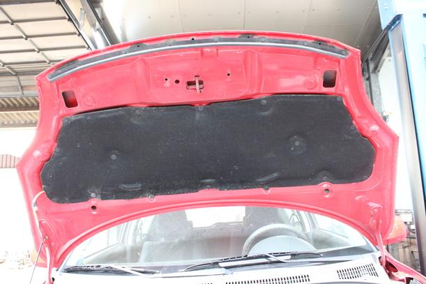 Foto: MOTORHAUBE eines Suzuki Swift 1.3