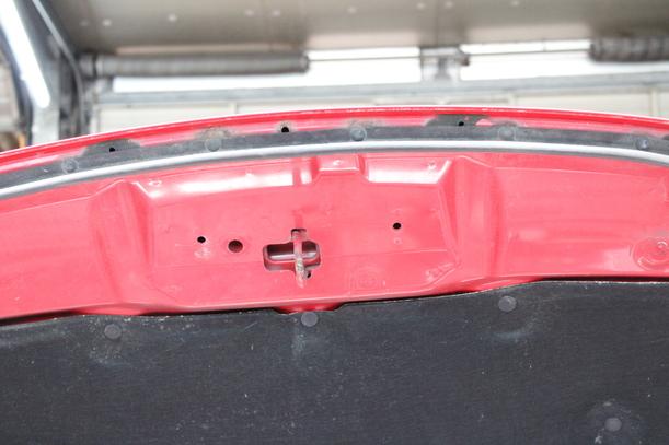 Foto: MOTORHAUBE eines Suzuki Swift 1.3