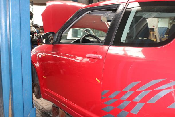 Foto: TÜR VORN LINKS ( 2/3 TÜRER ) eines Suzuki Swift 1.3