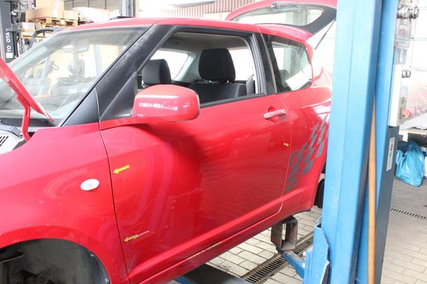 Foto: TÜR VORN LINKS ( 2/3 TÜRER ) eines Suzuki Swift 1.3