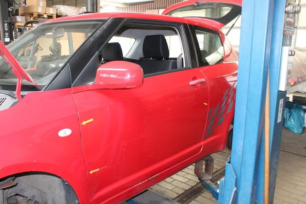 Foto: TÜR VORN LINKS ( 2/3 TÜRER ) eines Suzuki Swift 1.3