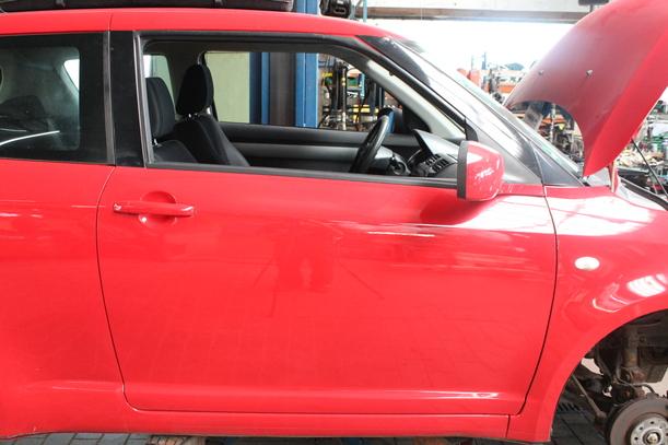 Foto: TÜR VORN RECHTS ( 2/3 TÜRER ) eines Suzuki Swift 1.3