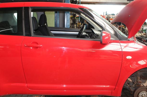 Foto: TÜR VORN RECHTS ( 2/3 TÜRER ) eines Suzuki Swift 1.3