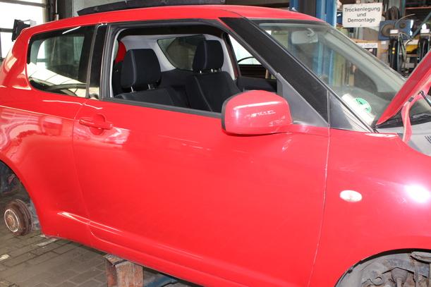 Foto: TÜR VORN RECHTS ( 2/3 TÜRER ) eines Suzuki Swift 1.3
