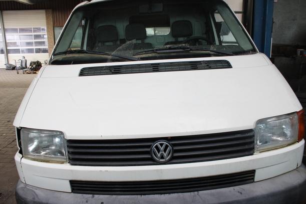 Foto: MOTORHAUBE eines VW Transporter T4 TDI