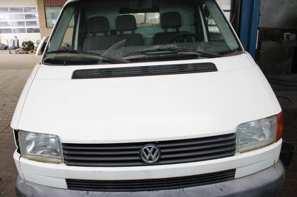 Foto: MOTORHAUBE eines VW Transporter T4 TDI