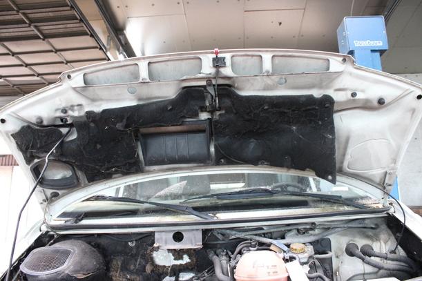 Foto: MOTORHAUBE eines VW Transporter T4 TDI