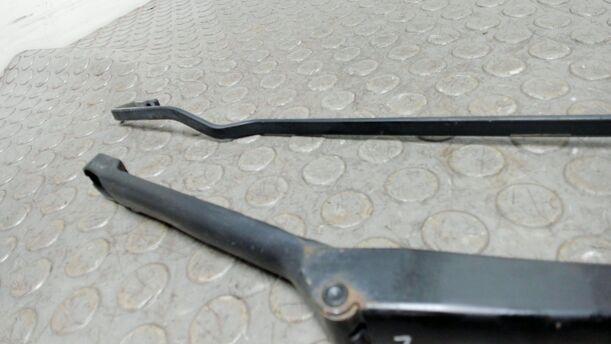 Foto: SCHEIBENWISCHERARME VORN eines VW Transporter T4 TDI