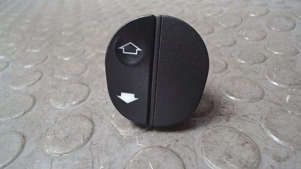 Foto: FENSTERHEBERSCHALTER eines Ford Fiesta 1.3