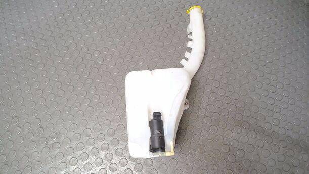Foto: SCHEIBENWASCHBEHÄLTER eines Ford Fiesta 1.3
